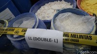 Pasalnya dari lokasi di Kapanewon Kasihan, Kabupaten Bantul, pihaknya menyita mesin-mesin produksi obat, berbagai jenis bahan kimia/prekursor obat hingga adonan/campuran berbagai prekursor siap diolah menjadi obat. Bahkan, pihaknya menyita obat-obat keras jenis seperti Hexymer, Trihex, DMP, double L, Irgaphan 200 mg yang sudah dikemas dan siap kirim.