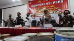 Momen Polisi Gerebek 2 Pabrik Psikotropika di Yogya