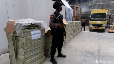 Momen Polisi Gerebek 2 Pabrik Psikotropika di Yogya