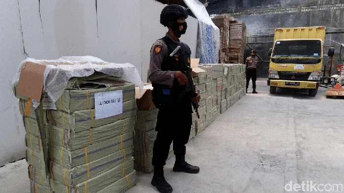 Momen Polisi Gerebek 2 Pabrik Psikotropika di Yogya Polisi mengungkap praktik produksi obat-obatan ilegal khususnya psikotropika di Kabupaten Bantul dan Kabupaten Sleman, Yogyakarta.