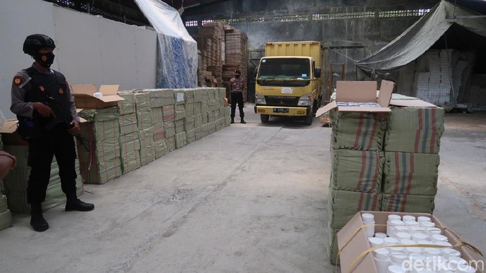 Polisi mengungkap praktik produksi obat-obatan ilegal khususnya psikotropika di Kabupaten Bantul dan Kabupaten Sleman, Yogyakarta.