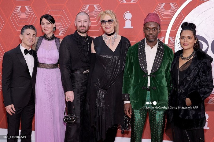 Moulin Rouge! Raih Musikal Terbaik di Tony Awards 2021 NEW YORK, NEW YORK - SEPTEMBER 26: Bill Damaschke and Carmen Pavlovic accept the award for Best Musical for