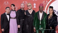 Tim di balik layar Moulin Rouge! The Musical menghadiri malam anugerah tahunan ke-74 Tony Awards di Winter Garden Theatre, New York pada 26 September 2021.  Foto: Getty Images via AFP/THEO WARGO