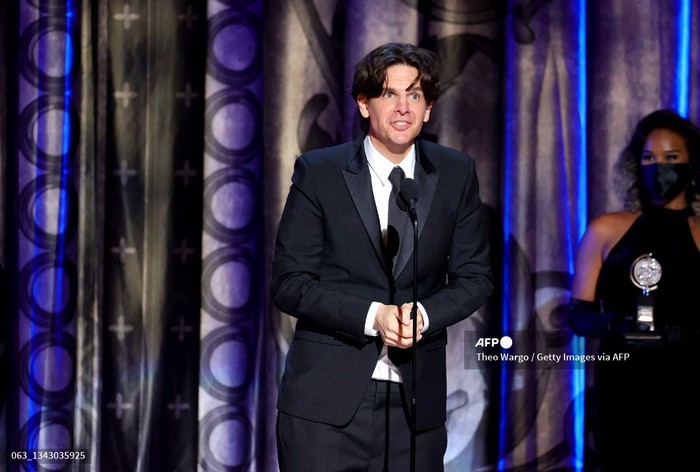 Moulin Rouge! Raih Musikal Terbaik di Tony Awards 2021 NEW YORK, NEW YORK - SEPTEMBER 26: Bill Damaschke and Carmen Pavlovic accept the award for Best Musical for