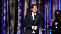 Produser Moulin Rouge! The Musical, Alex Timbers memberikan pidato penerimaan anugerah Tony Awards 2021.  Foto: Getty Images via AFP/THEO WARGO