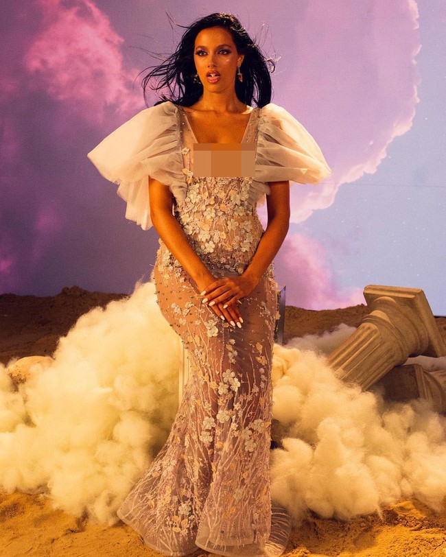 Aku ingin menikah dan Paulo tahu tentang itu. Sebelum menjadi ibu aku ingin menikah. Aku percaya urutannya: pacaran, tinggal bersama, menikah, dan menjadi ibu, tutur Oriana yang sering tampil seksi itu. Foto: Instagram @orianasabatini