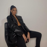 Walau awalnya agar ragu untuk menjawab, Oriana akhirnya memberi pernyataan. Benarkah? Apa aku harus melabeli diriku sendiri. Aku percaya iya, aku (biseksual), ungkapnya. Foto: Instagram @orianasabatini