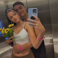 Selagi Paulo Dybala jadi perbincangan karena cidera yang dialaminya, sang pacar ikut mencuri perhatian. Dalam postingan terbarunya, Oriana seakan ikut memberikan dukungan pada pemain Juventus yang menangis karena terluka setelah cetak gol itu. Foto: Instagram @orianasabatini