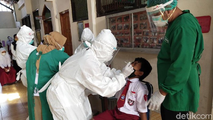 Pemkot Solo gelar tes swab di SDN Laweyan 54 setelah menerima laporan ada guru yang tak mau pakai masker, Senin (27/9/2021).