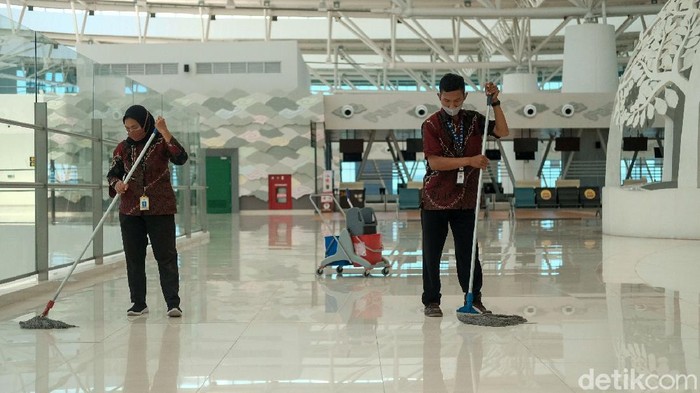 Bandara Internasional Jawa Barat (BIJB) alias Bandara Kertajati kini sepi karena tidak ada penerbangan komersial. Kondisinya bak mati suri.