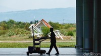 Seiring selesainya akses tol bandara dari Cipali pada akhir September dan tol Cisumdawu akhir 2021, Salahudin berharap bandara Kertajati akan bisa mulai beraktivitas pada November untuk menerbangkan jemaah umrah. Pada 2022, dia membuat target realistis akan ada 22 penerbangan perhari di Kertajati seperti kondisi pada 2019.