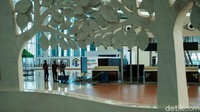 Sesekali, hanya tampak petugas kebersihan dan Avsec yang lalu lalang di area publik bandara.