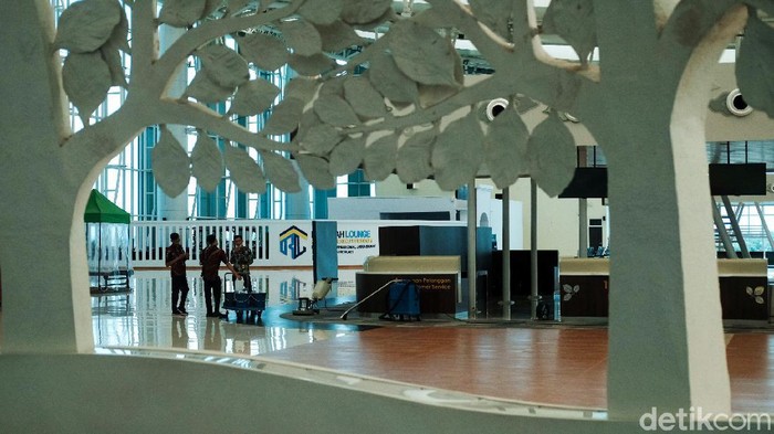 Penampakan Bandara Kertajati yang 'Mati Suri' Bandara Internasional Jawa Barat (BIJB) alias Bandara Kertajati kini sepi karena tidak ada penerbangan komersial. Kondisinya bak 'mati suri'.