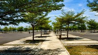 Bahkan sepinya bandara ini sudah bisa terlihat sejak di depan bandara, lahan parkir yang luas kosong melompong. Tak ada sama sekali kendaraan yang parkir.