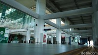 Gerai-gerai restoran dan minimarket yang ada di Bandara Kertajati pun sampai tutup. Hanya ada satu gerai yang buka karena di sana masih ada pegawai bandara.