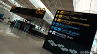 Beralih ke terminal keberangkatan yang berada di lantai 3 bandara, hal yang paling pertama terasa adalah panas dan gerah.
