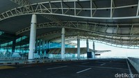 Sisanya ada juga beberapa pesawat charter yang hilir mudik, itu pun jumlahnya tak banyak.