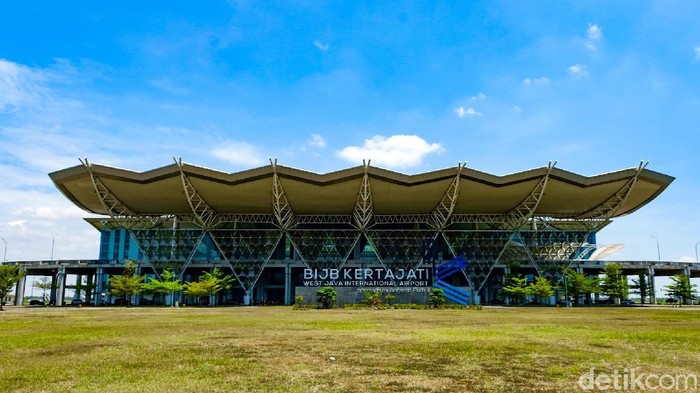 Bandara Internasional Jawa Barat (BIJB) alias Bandara Kertajati kini sepi karena tidak ada penerbangan komersial. Kondisinya bak 'mati suri'.