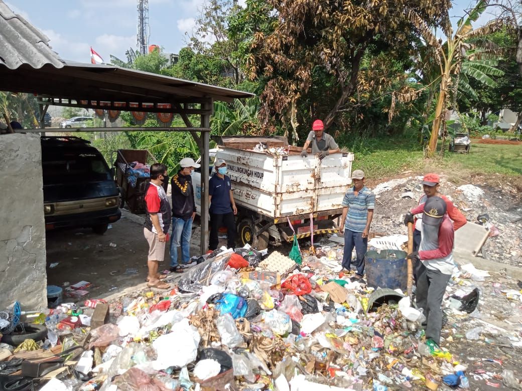 Pengangkutan sampah oleh pihak Pemkot Tangsel. Sampah diangkut dari lahan sampah di kawasan permukiman warga, Pondok Betung. (Dok Istimewa)