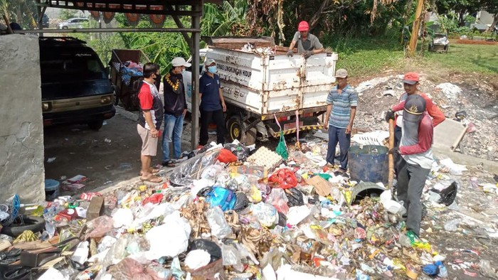 Pengangkutan sampah oleh pihak Pemkot Tangsel. Sampah diangkut dari lahan sampah di kawasan permukiman warga, Pondok Betung. (Dok Istimewa)