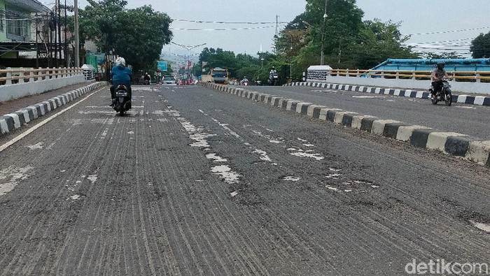 Pengendara keluhkan jalan di Majalengka yang rusak.