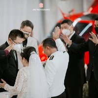 Delapan tahun menjanda, Joy Tobing akhirnya kembali memiliki pasangan hidup. Hal ini tentu tidak pernah terpikir dalam benak Joy Tobing. Nggak kebayang pernikahan dibuat dengan dekorasi yang sangat indah. Aku seperti kayak putri. Ini luar biasa, hadiah dari Tuhan. Puji Tuhan pemberkatan nikah kami berjalan sungguh luar biasa, kata Joy Tobing seperti dikutip detikHOT. (Foto: Instagram/@joydestinytobing)