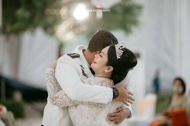 Joy Destiny Tobing akhirnya resmi menjadi istri Cahyo Permono setelah mengucapkan janji sehidup-semati dalam pemberkatan yang digelar di kawasan Pondok Cabe, Jakarta Selatan, akhir pekan lalu. Pernikahan ini merupakan yang kedua bagi ibu satu anak tersebut. (Foto: Instagram/@joydestinytobing)