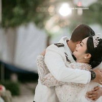 Joy Destiny Tobing akhirnya resmi menjadi istri Cahyo Permono setelah mengucapkan janji sehidup-semati dalam pemberkatan yang digelar di kawasan Pondok Cabe, Jakarta Selatan, akhir pekan lalu. Pernikahan ini merupakan yang kedua bagi ibu satu anak tersebut. (Foto: Instagram/@joydestinytobing)