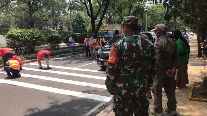 Petugas membangun ulang speed trap di Jl Pulomas Raya yang sempat diprotes pesepeda (Firda/detikcom)
