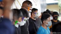 Satu orang ditetapkan sebagai tersangka yaitu pria berinisal D (47), yang menjadi bosnya. Dalam praktiknya para terapis itu melakukan beberapa tindakan cabul selain pijat. 