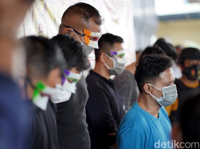 Praktik prostitusi sesama jenis di Solo dibongkar Polda Jateng. Satu orang jadi tersangka dan 6 orang terapis diamankan polisi.