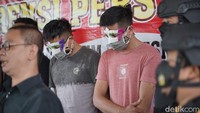 Tersangka D, lanjut Djuhandani, berperan merekrut para terapis yang berasal dari berbagai daerah dan menyiapkan tempat. D menawarkan praktik itu lewat berbagai media sosial.