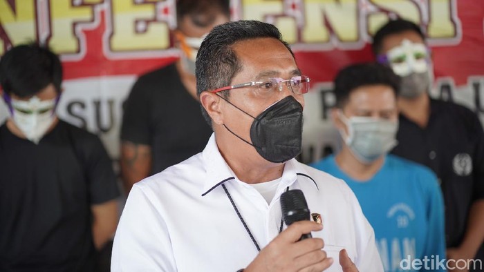 Polda Jateng Ringkus Praktik Pijat Plus-plus Sesama Jenis di Solo Praktik prostitusi sesama jenis di Solo dibongkar Polda Jateng. Satu orang jadi tersangka dan 6 orang terapis diamankan polisi.