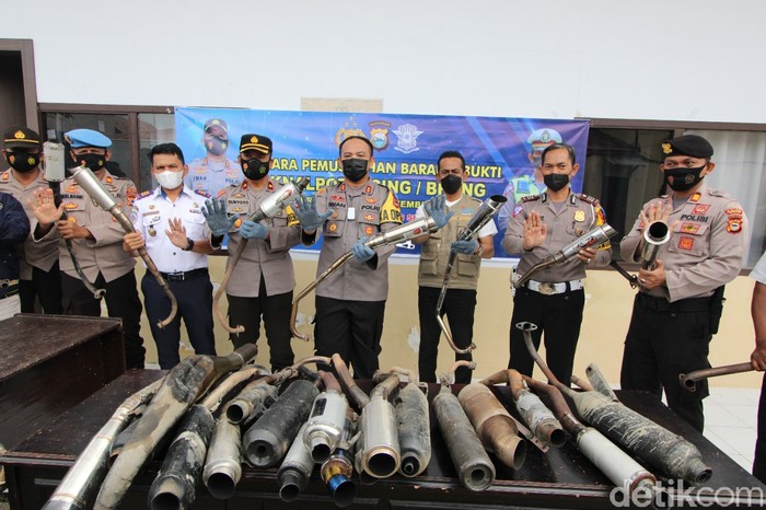 Polisi Cincang Knalpot Bising di Sulawesi Selatan