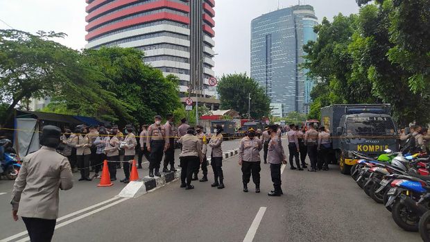 Polisi menutup Jalan Kuningan Persada menuju gedung KPK
