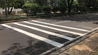 Kini petugas membuat speed trap dengan ketinggian 12 mm, lebih landai dan tidak membahayakan. Speed trap ini berfungsi untuk mengurangi kecepatan kendaraan. (Firda Cynthia/detikcom)