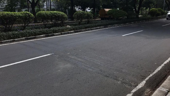 Polisi tidur diprotes pesepeda di Jalan Pulomas Raya kini dibongkar