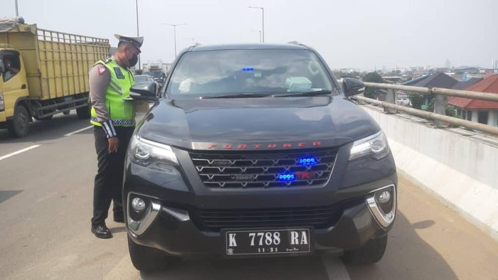 Polisi tilang mobil berotator di GT Jatinegara