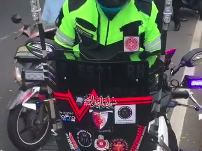 Polisi tindak motor pakai strobo dan sirene di Depok