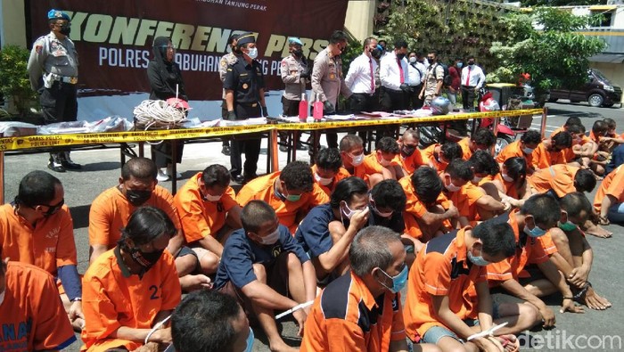 Polisi Pelabuhan Tanjung Perak mengungkap kasus peredaran narkoba. Paket sabu yang disembunyikan dalam termos bisa diamankan.