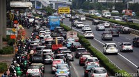Jalur cepat dan lambat tampak dipadati oleh kendaraan.