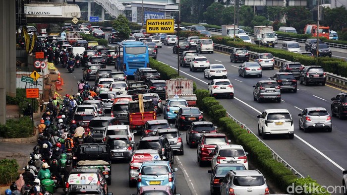 Potret Kemacetan di Jalan MT Haryono Pagi Tadi Kemacetan kembali menghiasi jalan ibukota pagi tadi. Salah satu ruas yang mengalami macet panjang adalah Jalan MT Haryono, Jakarta. Begini penampakannya.