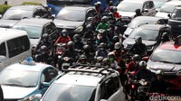 Kepadatan lalu lintas semakin meningkat seiring turunnya level pemberlakuan pembatasan kegiatan masyarakat (PPKM) di Ibukota. Status PPKM ibukota kini level 3.