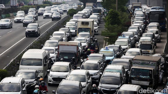 Kemacetan kembali menghiasi jalan ibukota pagi tadi. Salah satu ruas yang mengalami macet panjang adalah Jalan MT Haryono, Jakarta. Begini penampakannya.