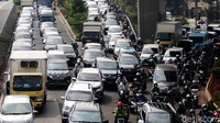 Arus lalu lintas di Jalan MT Haryono, Jakarta, macet, Senin (27/9/2021) pagi.