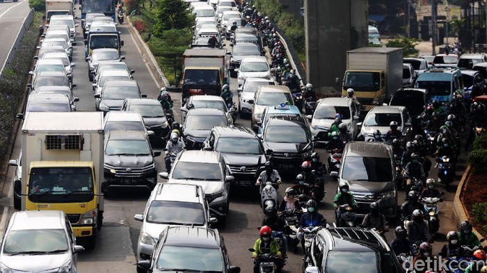 Potret Kemacetan di Jalan MT Haryono Pagi Tadi Kemacetan kembali menghiasi jalan ibukota pagi tadi. Salah satu ruas yang mengalami macet panjang adalah Jalan MT Haryono, Jakarta. Begini penampakannya.