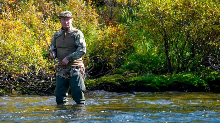 Presiden Putin menikmati liburan dengan memancing