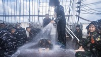 Anggota KRI Bima Suci wajib menjalani prosesi Mandi Khatulistiwa saat KRI Bima Suci yang ditumpanginya itu melintas titik koordinat 0 (Nol) derajat Garis Khatulistiwa di perairan Selat Karimata.  