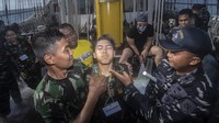 Prosesi mandi Khatulistiwa kali ini, diawali dengan pendadakan saat Taruna tertidur lelap. Dalam gulita para punggawa dari kerajaan bawah laut penguasa tujuh samudera mendobrak pintu-pintu kamar agar para penumpang KRI Bima Suci yang masih kotor keluar kamar dan digiring menuju geladak utama.  