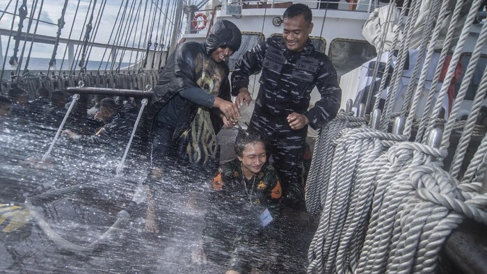 PROSESI MANDI KHATULISTIWA Perwira Pelaksana (Palaksa) KRI Bima Suci Mayor Laut (P) Sugeng Hariyanto (kanan) membersihkan rambut Taruna Akademi Angkatan Laut (AAL) Tingkat III Angkatan ke-68 saat mengikuti prosesi Mandi Khatulistiwa di geladak KRI Bima Suci di perairan Indonesia, Jumat (24/9/2021). Prosesi Mandi Khatulistiwa merupakan tradisi pelaut dunia saat melintasi garis khatulistiwa. ANTARA FOTO/Muhammad Adimaja/hp.